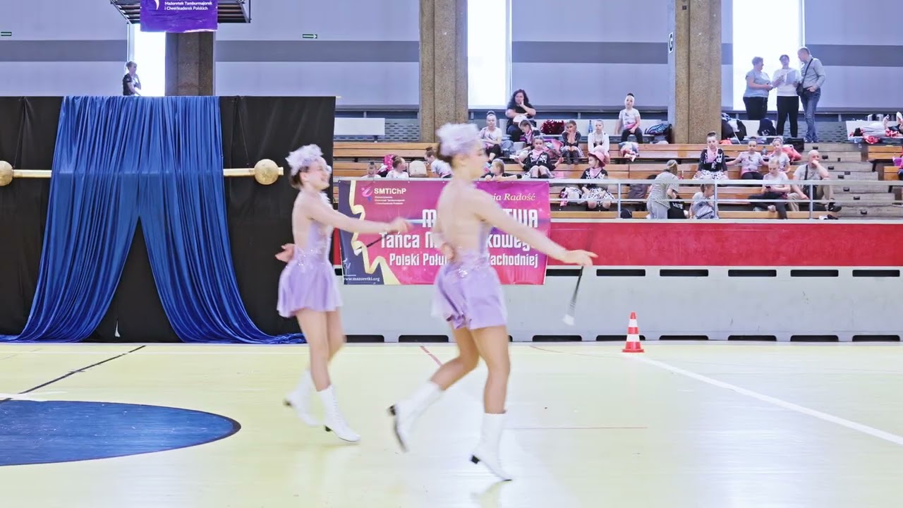 Antonina Zdrowak i Karolina Kucaba - Mini Gracja Stara Wieś, baton duo junior