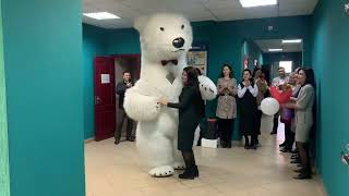 Поздравление от белого медведя  в Уфе 10.2022.