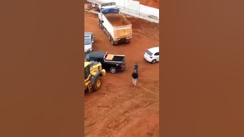 Un tracteur il a lever une voiture