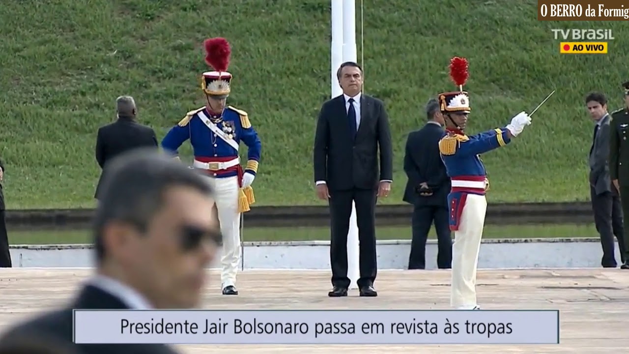 Bolsonaro Presidente - Salva de 21 Tiros e Revista às Tropas