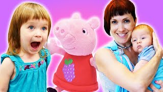 Peppa quiere jugar con Bianca, pero no cabe en su casa. Vídeos infantiles de juegos para niños.