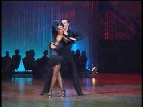 Slavik Kryklyvyy and Karina Smirnoff demonstration cha cha