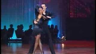 Slavik Kryklyvyy and Karina Smirnoff demonstration cha cha