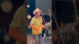 Southern Rock Perfection 🎶 Dwayne Betts – “Blue Skies” Live in Clearwater 2025