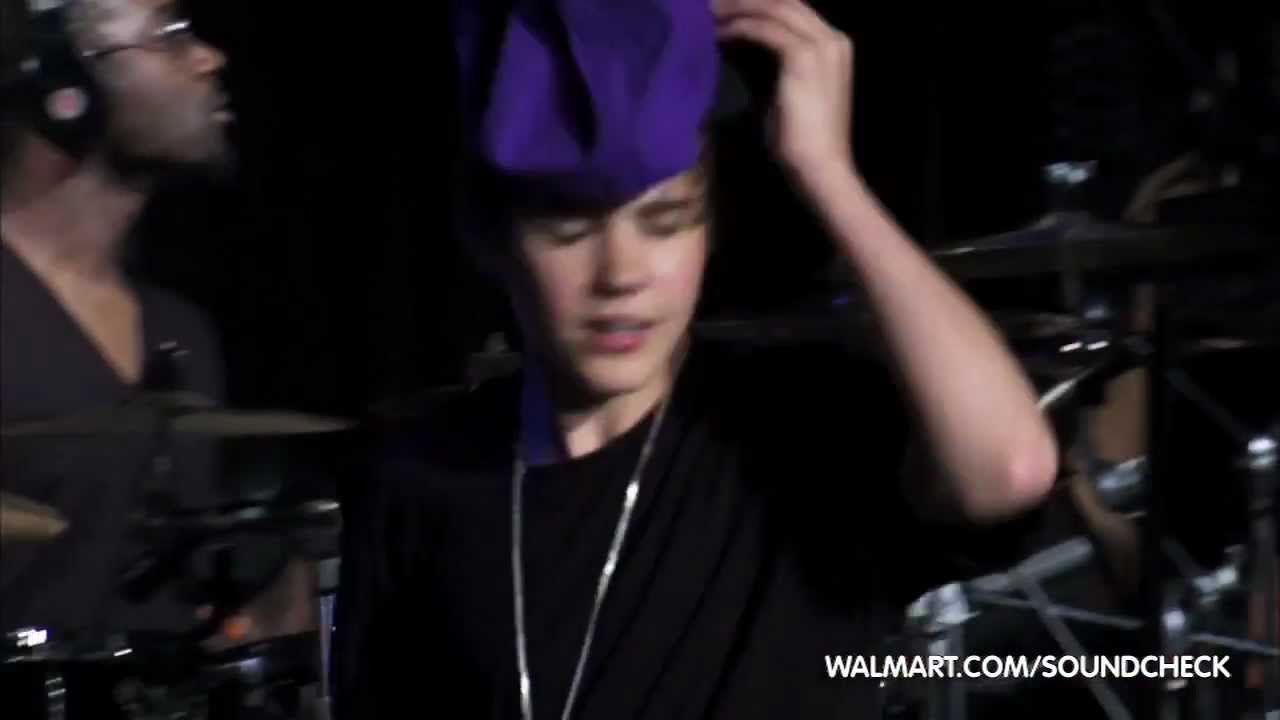 Justin Bieber Hair Flip at Walmart Soundcheck