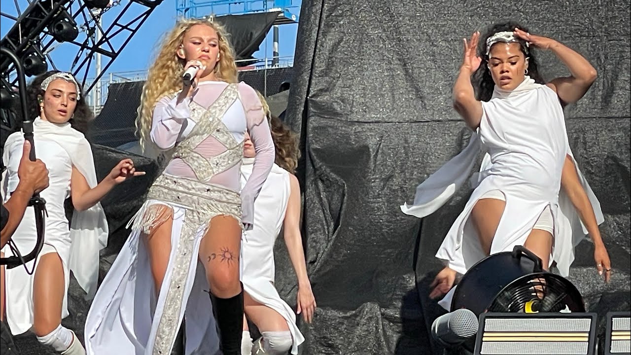 Elyanna - Live her show opener for Coldplay