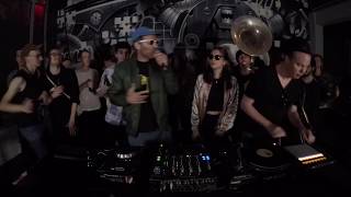 Maurice & Die Familie Summen feat. Kryptik Joe  - Zeit Zurück