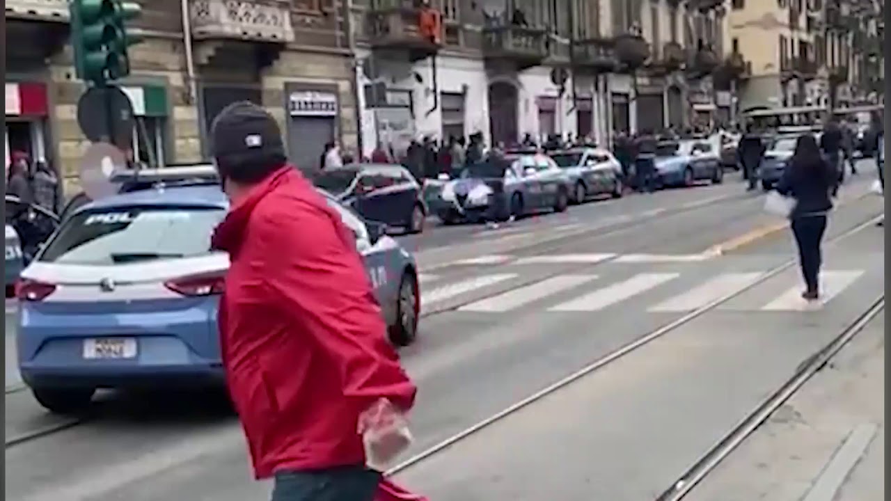 Torino, rapina in corso: scontro tra anarchici e la polizia. 