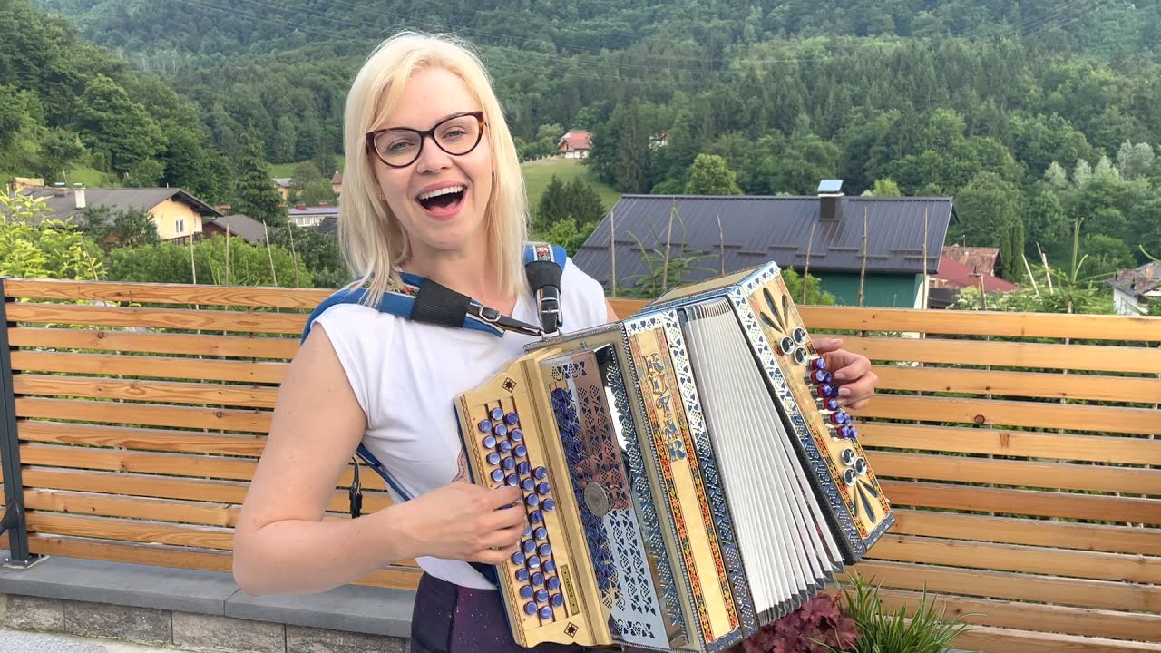 Darja Gajšek - Pod to goro zeleno venček