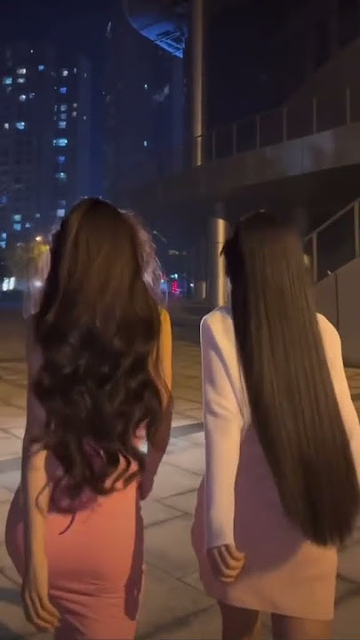 TWO WOMAN'S WALKING WITH LONG HAIR#hair #china#beautiful #shorts