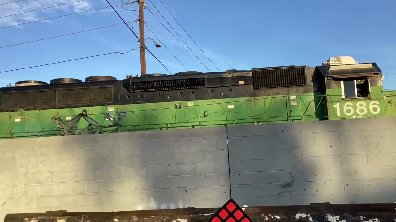 BNSF 1686 backs up at the BNSF yard