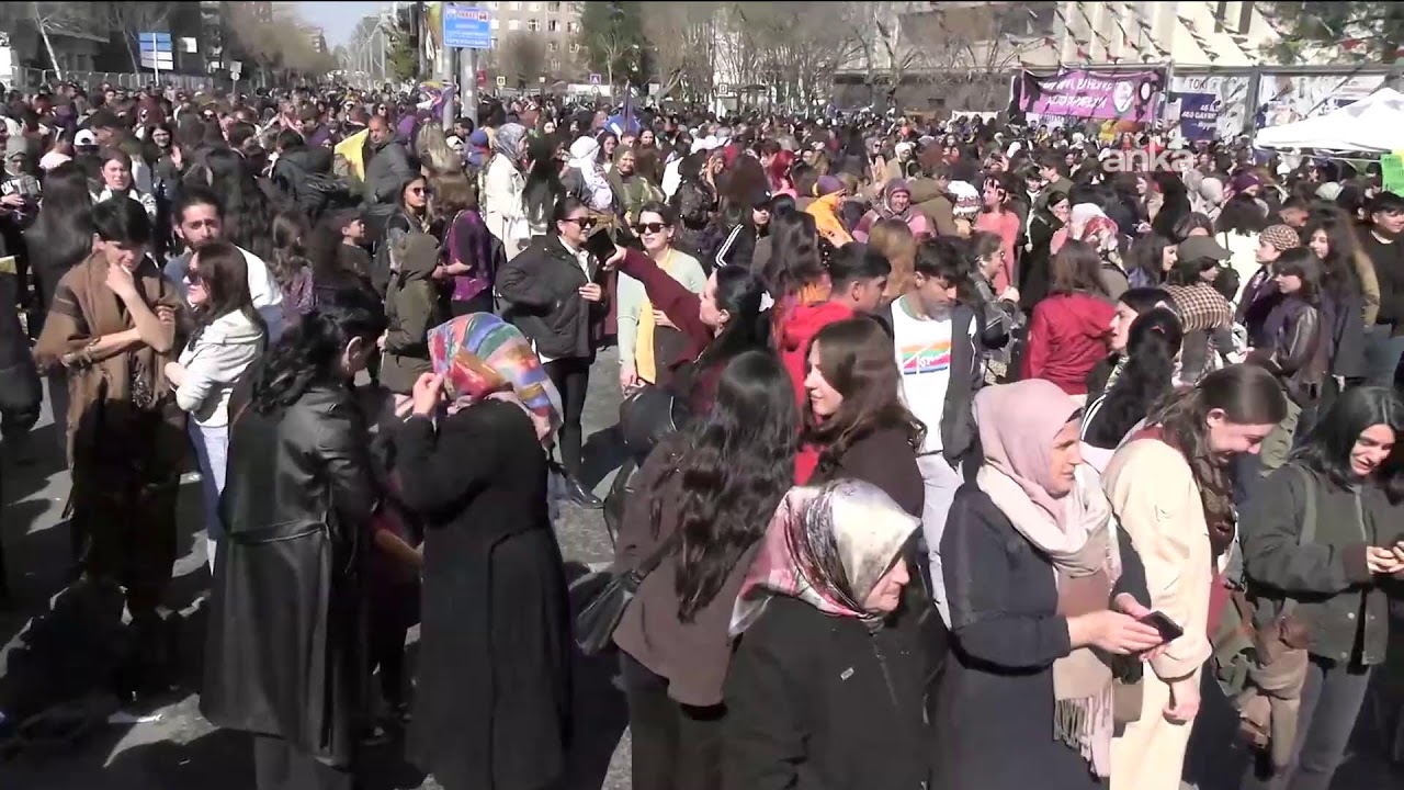 8 Mart Dünya Kadınlar Günü dolayısıyla Diyarbakır İstasyon Meydanı'nda miting düzenleniyor #Canlı