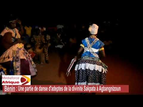 Bénin Une Partie De Danse D Adeptes De La Divinité Sakpata D Agbangnizoun