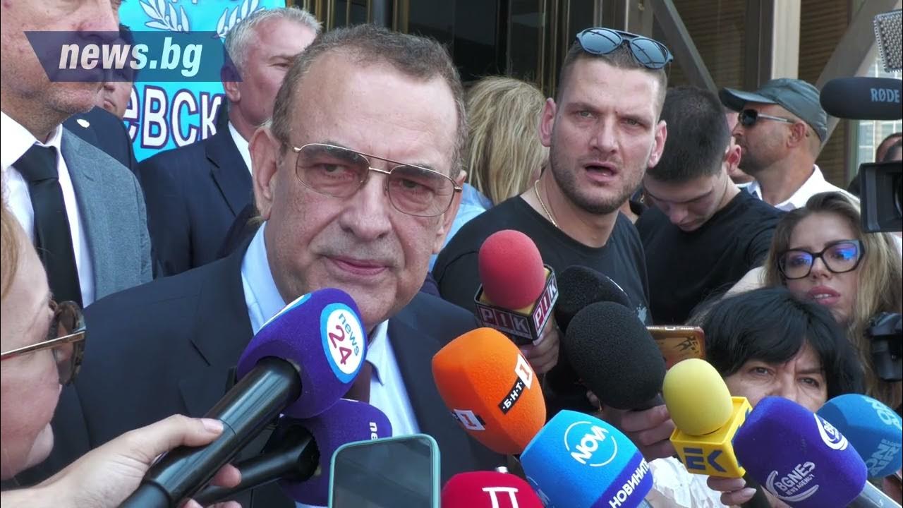 Депесари с трансперант "ДПС без Пеевски" влязоха в централата на ...