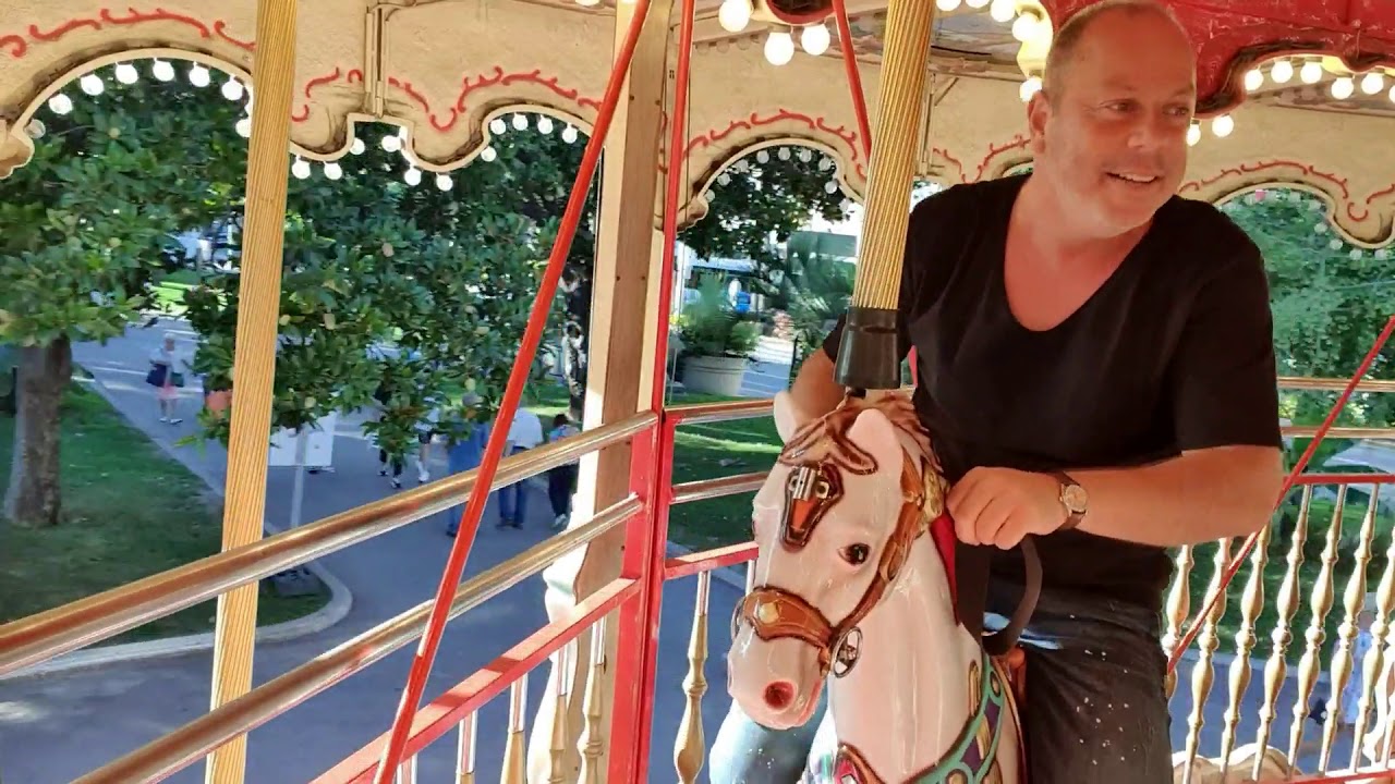 In de malle molen van het leven - YouTube