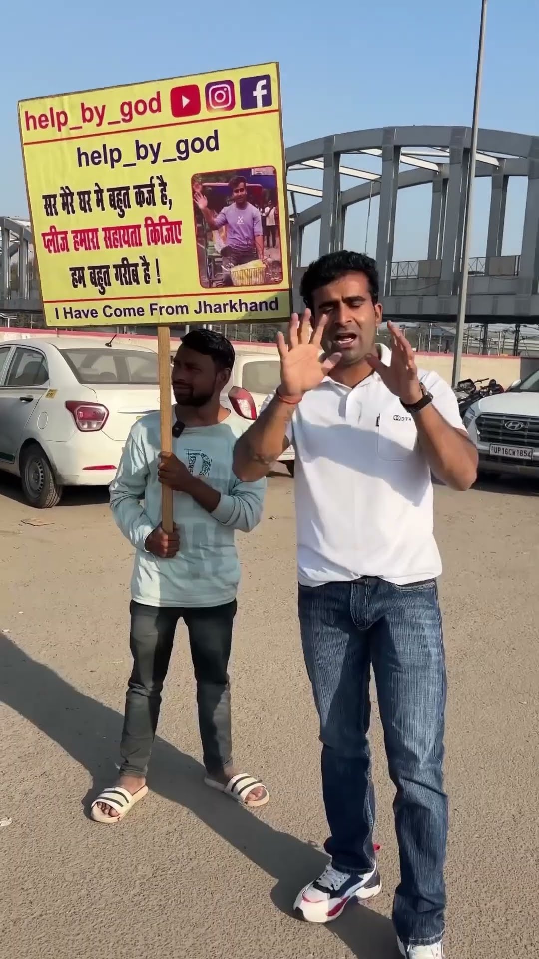 ?Oh My God इतनी दूर से आए ???#humanity #respect #helping #trending #viralvideo #youtubeshorts