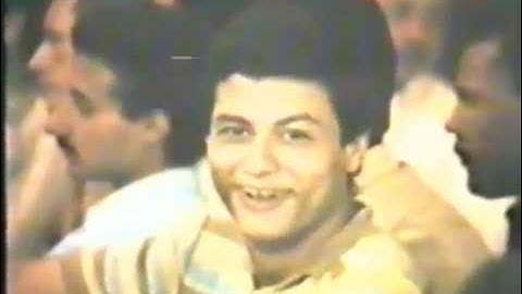 يستمع سكان مدينة القاهرة خاشعين كأن على رؤسهم الطير إلى تلاوة خاشعة من سورة النمل تلاها عميد القراء