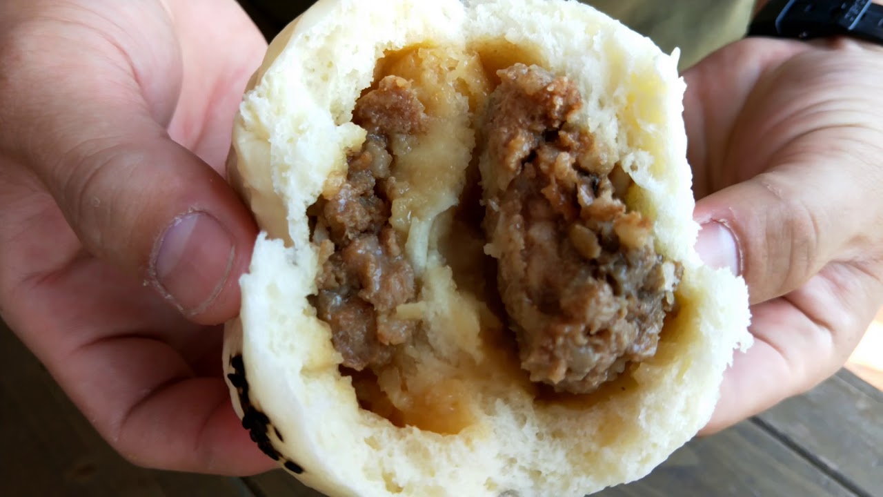 台南安平阿水伯手工包子｜孔隙大吸滿湯汁、豬後腿肉蛋黃香菇餡料實在