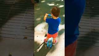 Trayectos Mágicos Max En Patinete Y La Canción Send Me On My Way