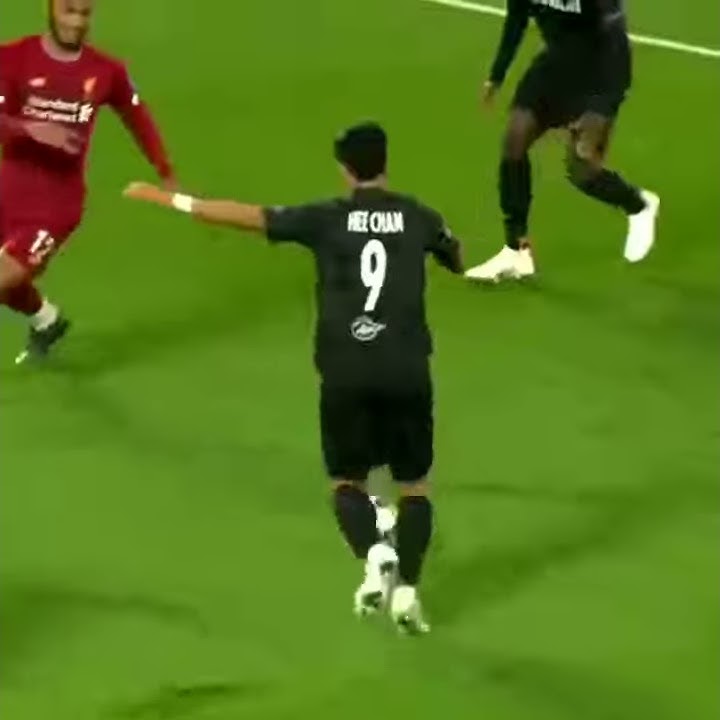 Hivi huyu ndyo beki bora wa ulaya 😂😂😂😂