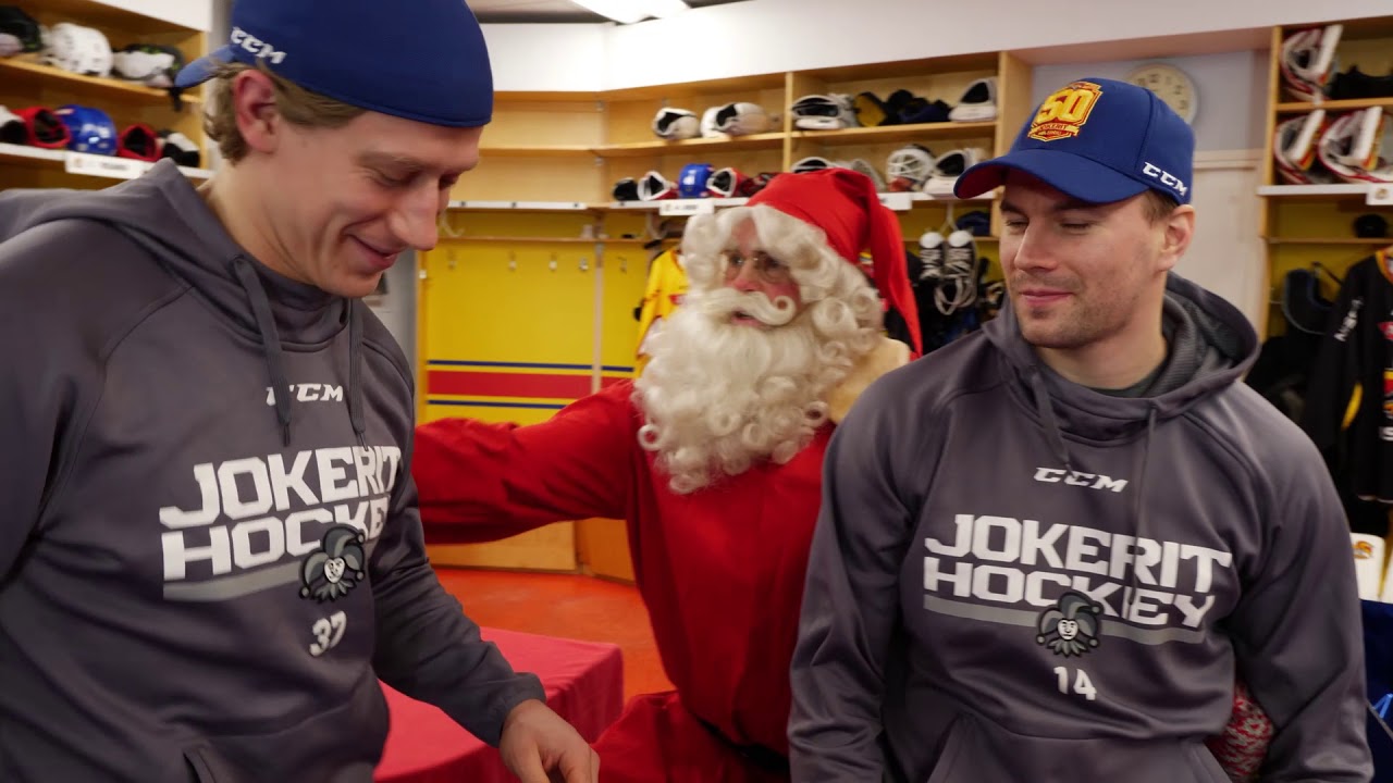 Joulupukki jakoi lahjat pelaajille