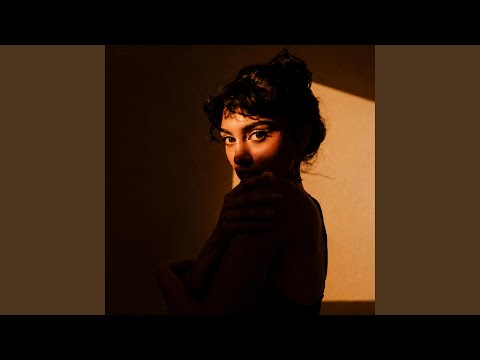 Он тебя целует
