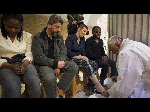 Pope Francis washes Rome prisoners' feet on Holy Thursday