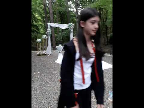 ქორწილი მწვანე მონასტრის შესასვლელთან