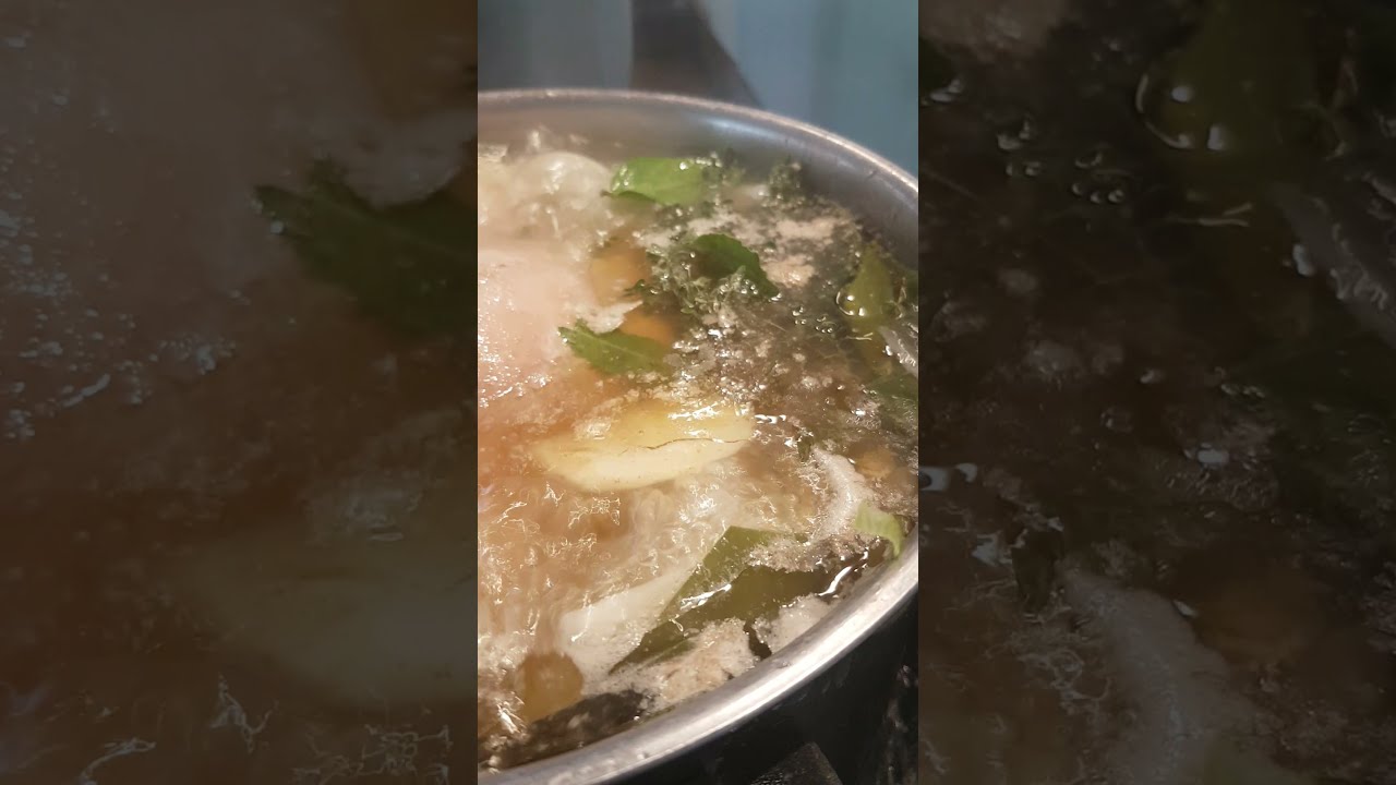 Grundsuppe med urter og krydderurter som friske laurbærblade, timian ...