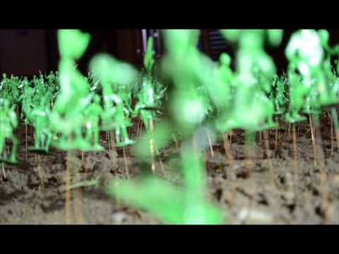 მწვანე ჯარისკაცების მდელო გაზონის ნაცვლად - ანდრო ერაძის ინსტალაცია