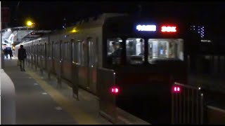 高津駅(DT09)を発車する東急2000系2003F(各駅停車中央林間行き)