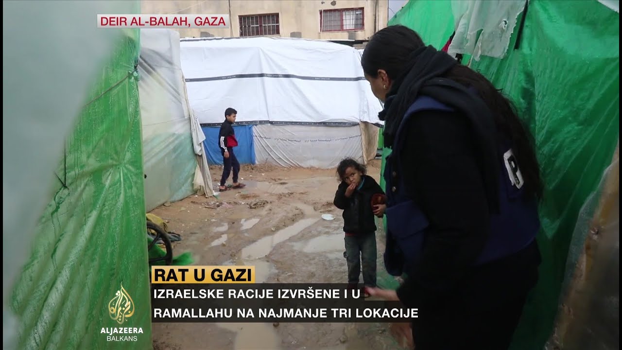 أطفال فلسطينيون في مخيم غمرته المياه يسيرون حفاة، بدون ملابس شتوية