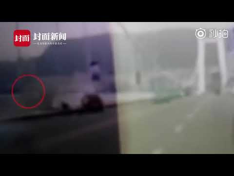 重庆客车坠江视频曝光 司机凌晨K歌疑疲劳酿祸