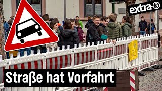 Realer Irrsinn: Abgesperrter Schulhof für Straße in Schönau