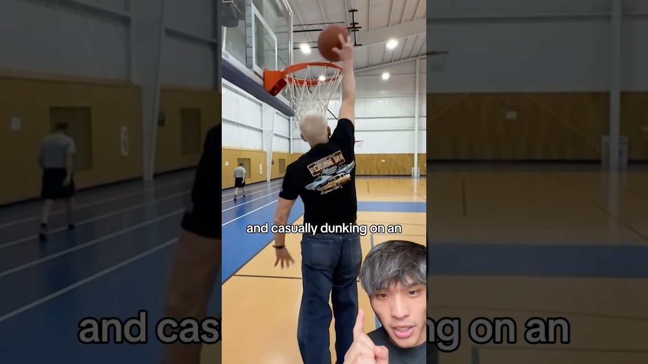 79-летний мужчина тренируется делать данки