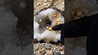 Splitting the chunk, it turned out that the contents were gold mixed crystals #contentcreator #gold