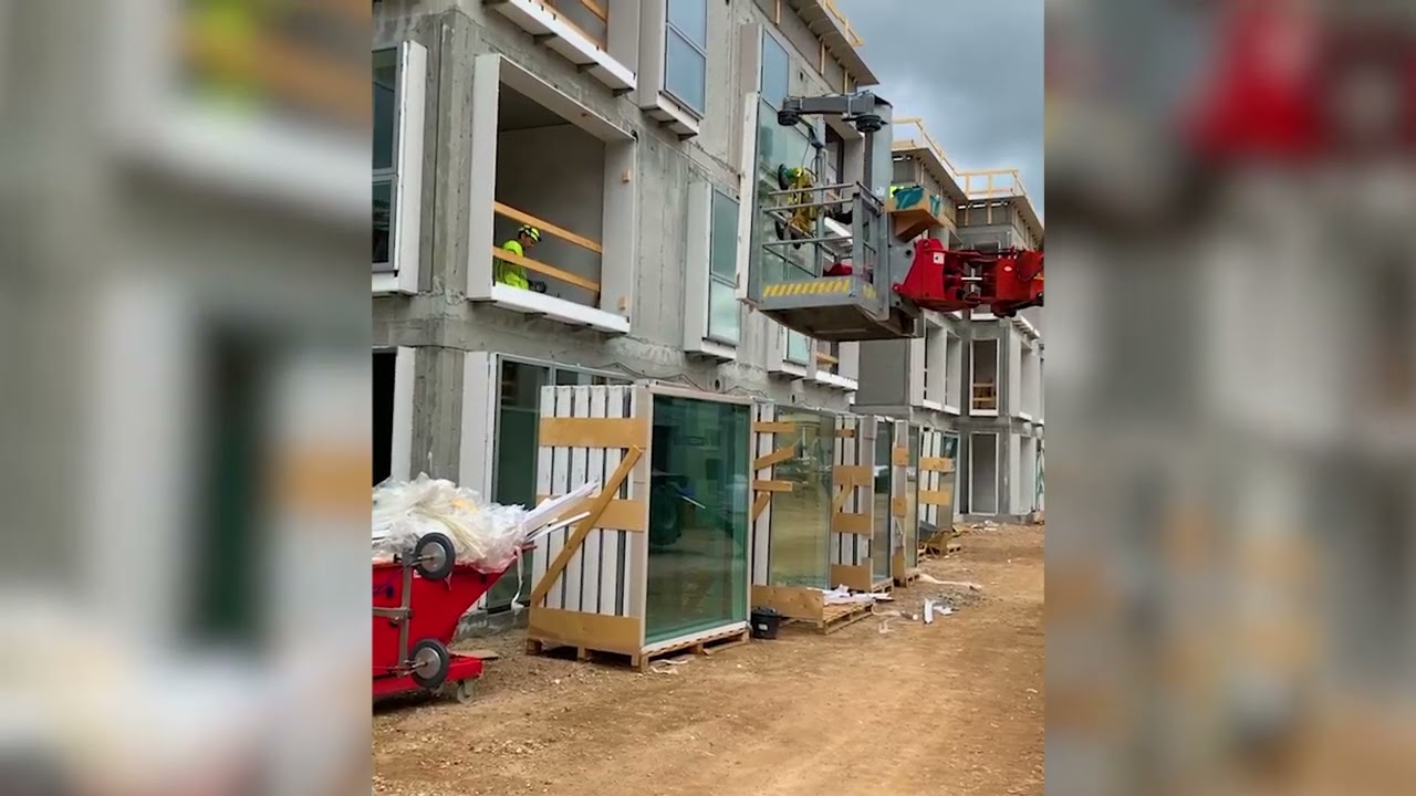 Vinduesmontering med teknisk hjælpemiddel