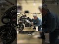 te imaginas manejar una moto que literalmente tiene el corazón de un helicóptero