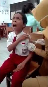 Anak ini membaca takbir saat suntik difteri