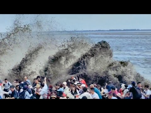 Giant wave like tsunami hit China! Powerful tidal bore surges up Qiantang river