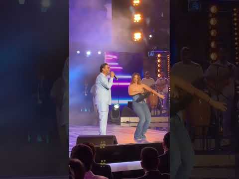 فتاة تلفت الانظار بالرقص مع راغب علامة