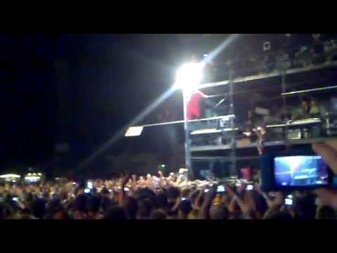 Slipknot crazy Sid "0" jumping into the crowd at Perth Soundwave 2012