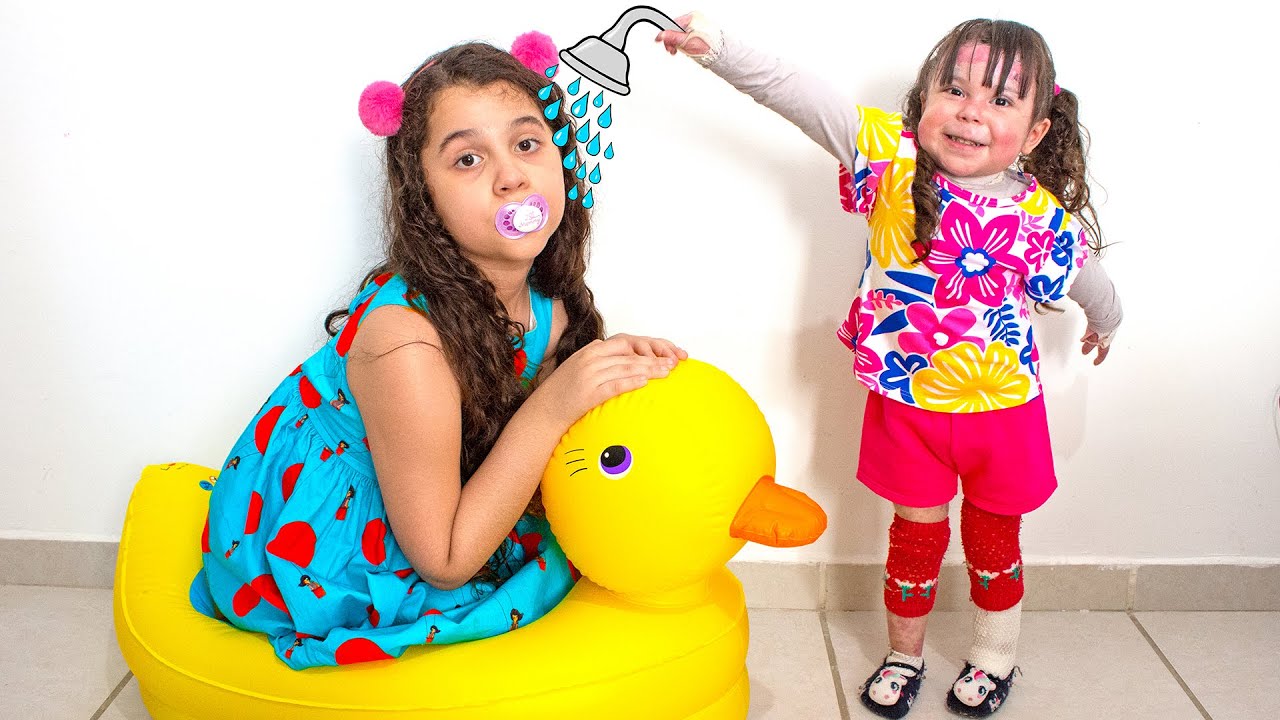 SARAH FINGE BRINCAR de ser BABÁ POR UM DIA de sua IRMÃ