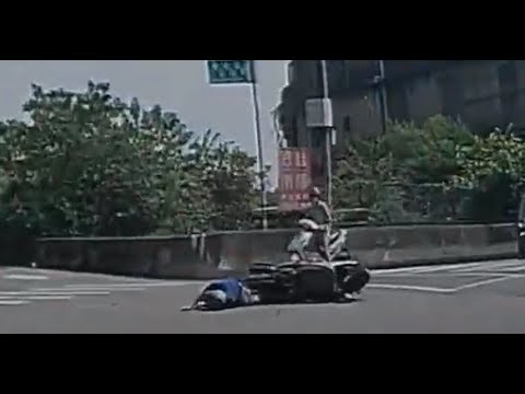 【車禍影片】 同車道前後兩輛機車，前車右轉未靠右，直接掃到靠外側的後方直行機車（2022.09.15 桃園市平鎮區快速路三段與新光路三段口