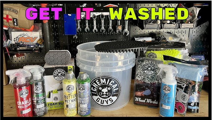 Chemical Guys HOL_128 Car Cleaning Kit, with Car Wash Soap, Bucket and 16oz  Car Care Cleaning (