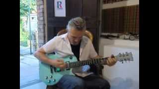 Incredible a guitar made in Murano Glass that play for real