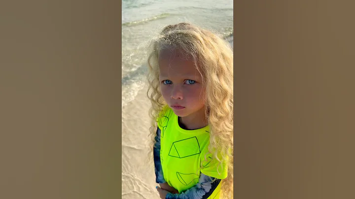 And I'm walking, walking on the moon) VIRAL VIDEO #viralvideo #dance #trending #eseniiamikheeva #...