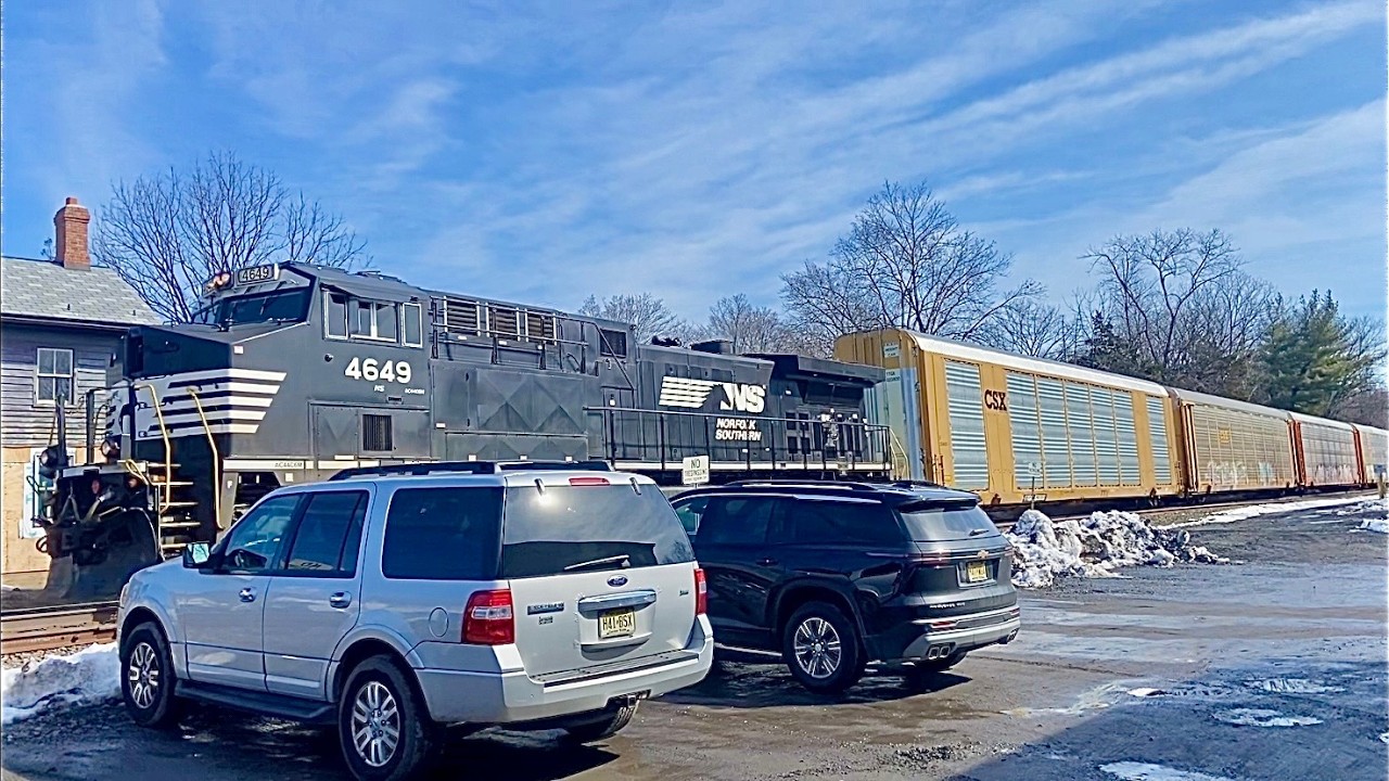 AC44C6M Leads with Cool Graffiti on NS 11N in Three Bridges NJ