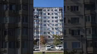 Сбрасывающего бутылки на иномарку в Волгограде мужчину сняли на видео