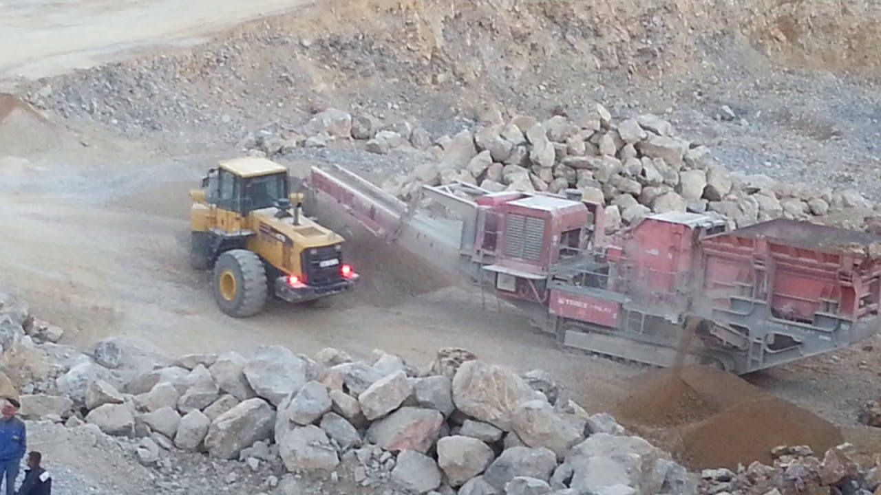 Caterpillar vs Komatsu mashines in quarry meaning Takovo